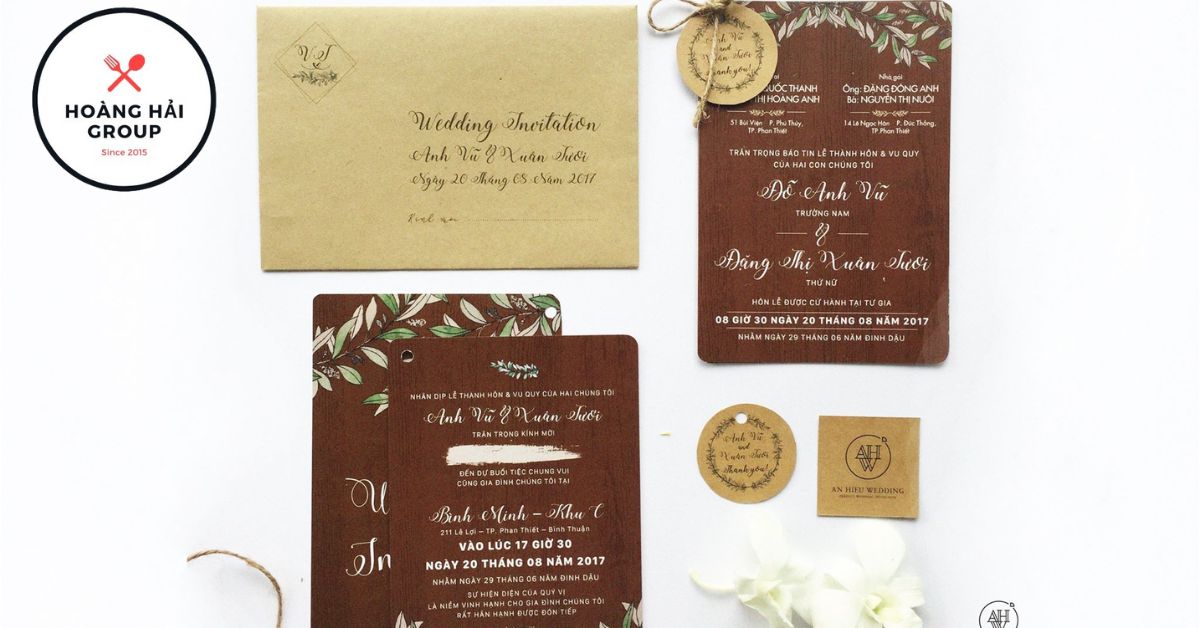 Mẫu thiệp cưới in hình lá mộc trên gỗ