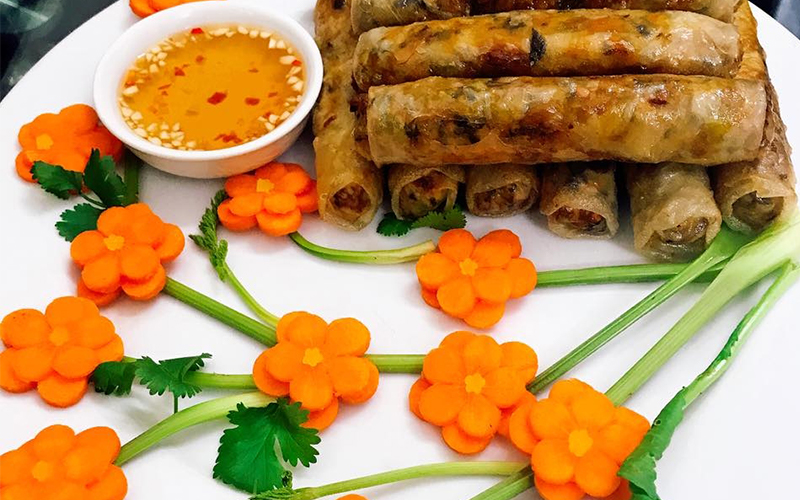 Làm nước chấm chả giò