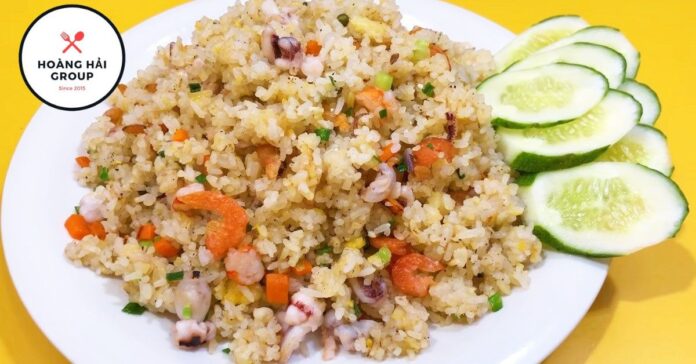 Cách làm cơm chiên hải sản thơm ngon đơn giản tại nhà